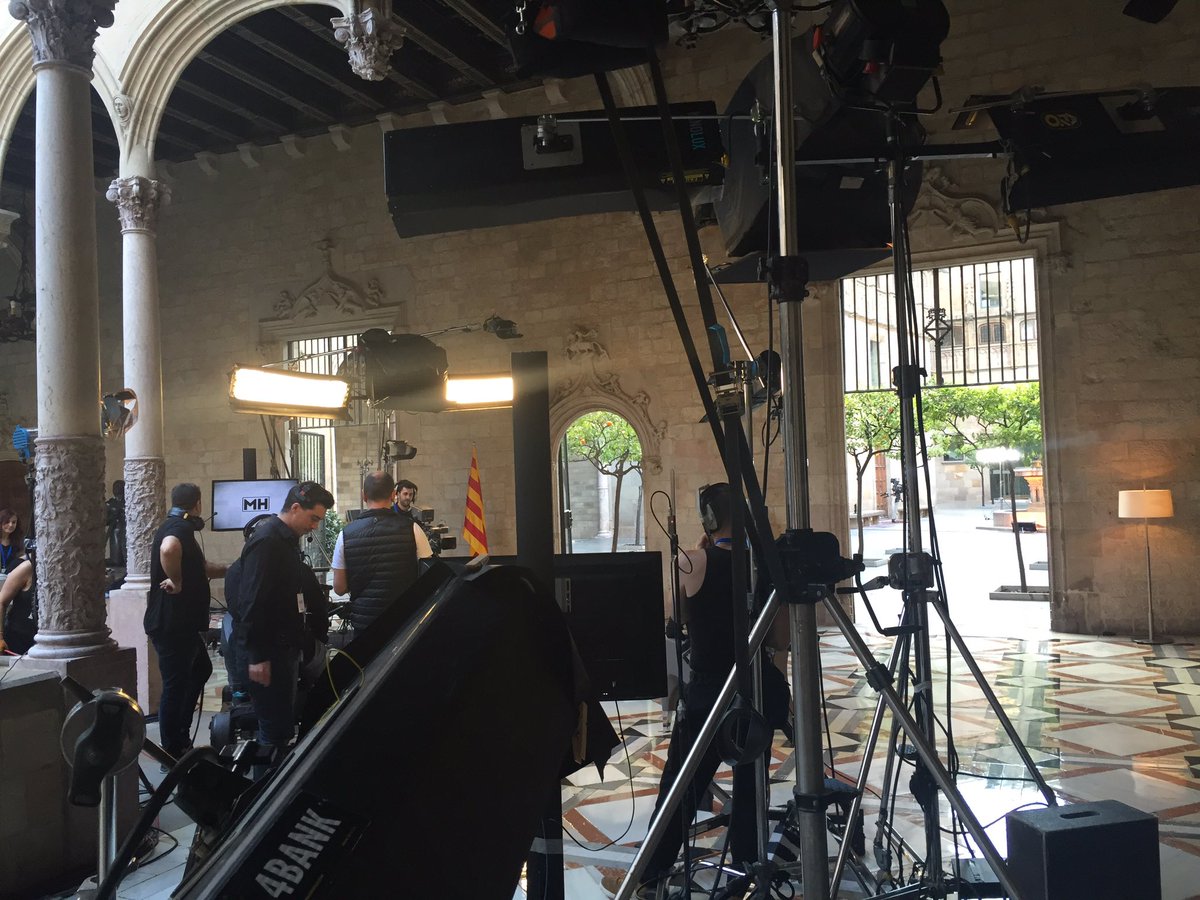 _anapastor_'s tweet photo. La televisión por dentro. Hoy desde el Palau de la Generalitat. Ahora entramos en @sextaNoticias @ObjetivoLaSexta https://t.co/kVDCSFLehI