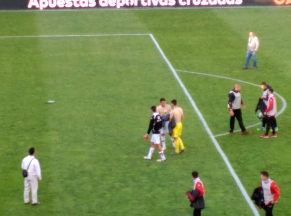 FernanRoldan8's tweet photo. Bonito duelo cordobés en Vallecas. @Quini17 (Fernán Nuñez) vs @Alfonsopedraza9 (San Sebastián) #RVMvVIL https://t.co/2fgkeTrlst