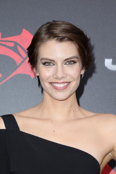 Lauren Cohan en la Premiere de la película Batman Vs Superman, 2016. <a href="/LaurenCohan/">ؘ</a> Diosaaa