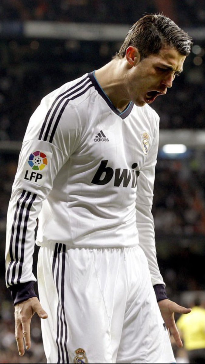 BaleVids's tweet photo. CR7 iPhone wallpaper #RealMadrid #CristianoRonaldo #ElClasico #Football #photo #HalaMadrid #ريال_مدريد https://t.co/zxbpOf3Hfd