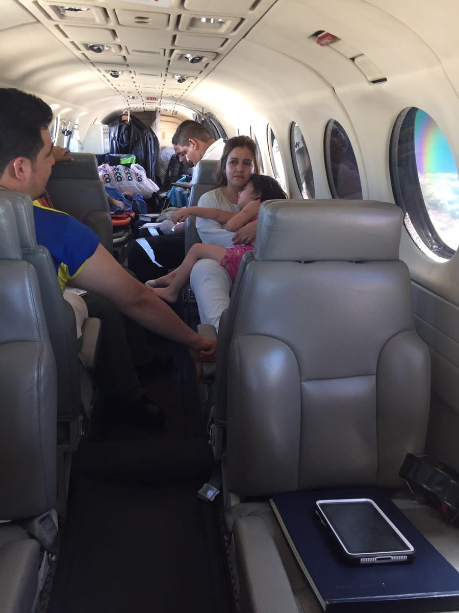 PoliciaEcuador's tweet photo. Menor fue trasladada hasta #GYE en avión ambulancia de @PoliciaEcuador. #EcuadorListoYSolidario. 2/2 https://t.co/skxY7dy4ss