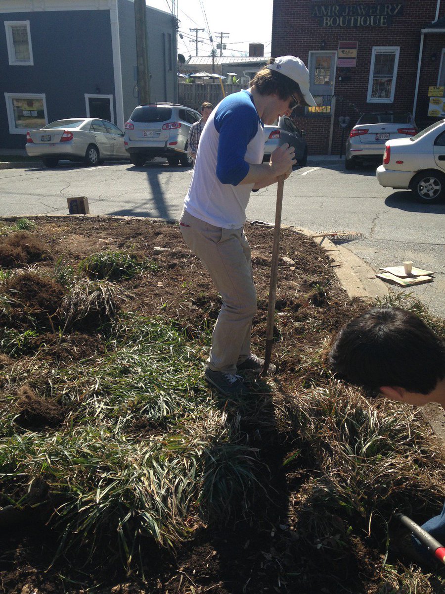 McDaniel_SAE's tweet photo. Matt Meyers making Westminster beautiful. #TGdayofservice https://t.co/iT2fKty85a