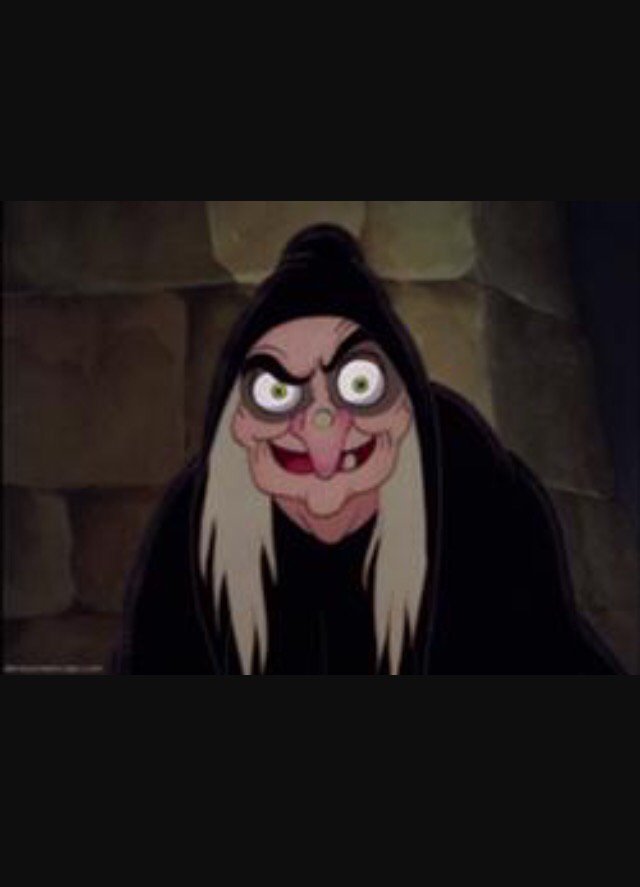 tweekerlatch's tweet photo. So I found my #Doppelganger I might have more teeth, but she has pretty flawless skin. #SnowWhite #witch https://t.co/166hVh1qnz