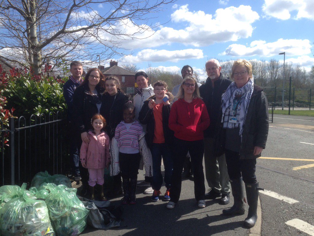 susandearden1's tweet photo. Sun shines on Hunt Lane residents  in Chadderton out litter picking . Their estate is a credit to them . https://t.co/ZlAzB6V1mD