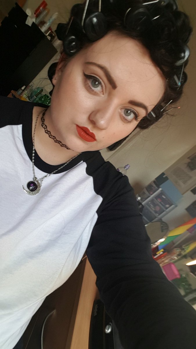 TorturedPoetC's tweet image. Trialling curlers in my short hair. My head is burning. #CannotWin