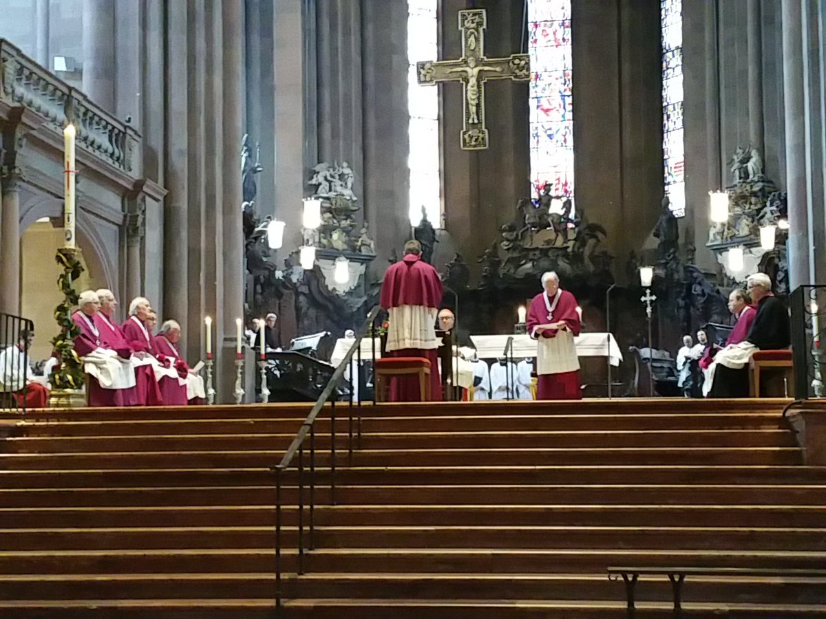 KKIngelheim's tweet photo. Dompropst Tobias Schäfer wurde in einer Pontifikalvesper zum Ehrendomkapitular ernannt.Bis 2014 war er #Ingelheim-er https://t.co/gimnctUghs