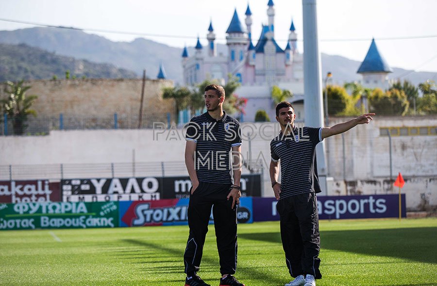 PAOK_FC's tweet photo. #Kushta #Dimitriadis στα Περιβόλια κατά την άφιξη της ομάδας στο γήπεδο #PLATPAOK #PAOKNextGen #superleague #pregame https://t.co/tlTdScUC71