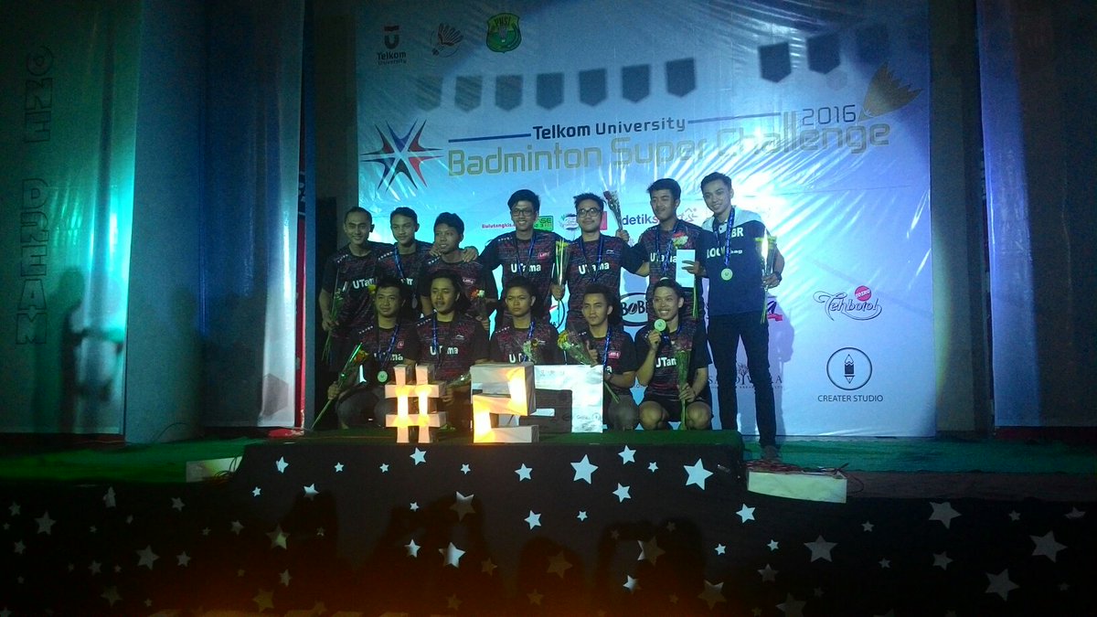 Penyerahan mendali serta bunga kepada juara 2 beregu universitas