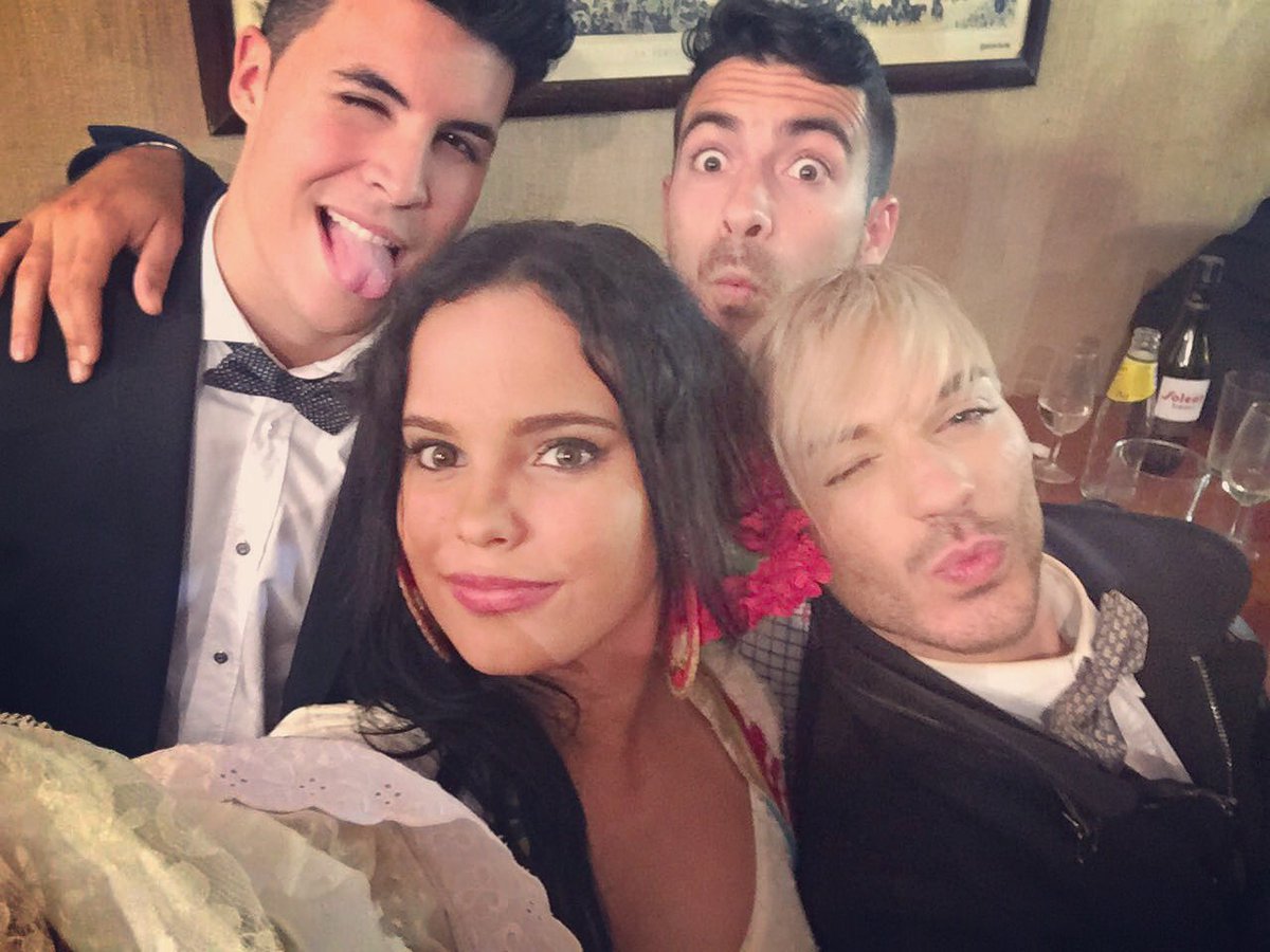 ManuAroa's tweet photo. Los puedo querer más? ❤️❤️😍😍 @gloriortega1 @kikoookiko @PepePitingo https://t.co/xBb0NnBoBO
