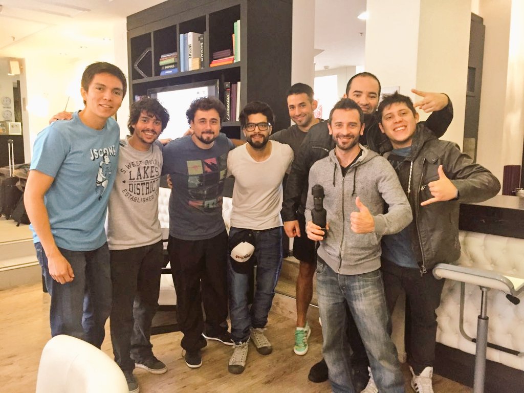 LaPlataJS's tweet image. Nuevas amistades entre comunidades! Con la buena gente de @meetupjs_cl #jsconfuy