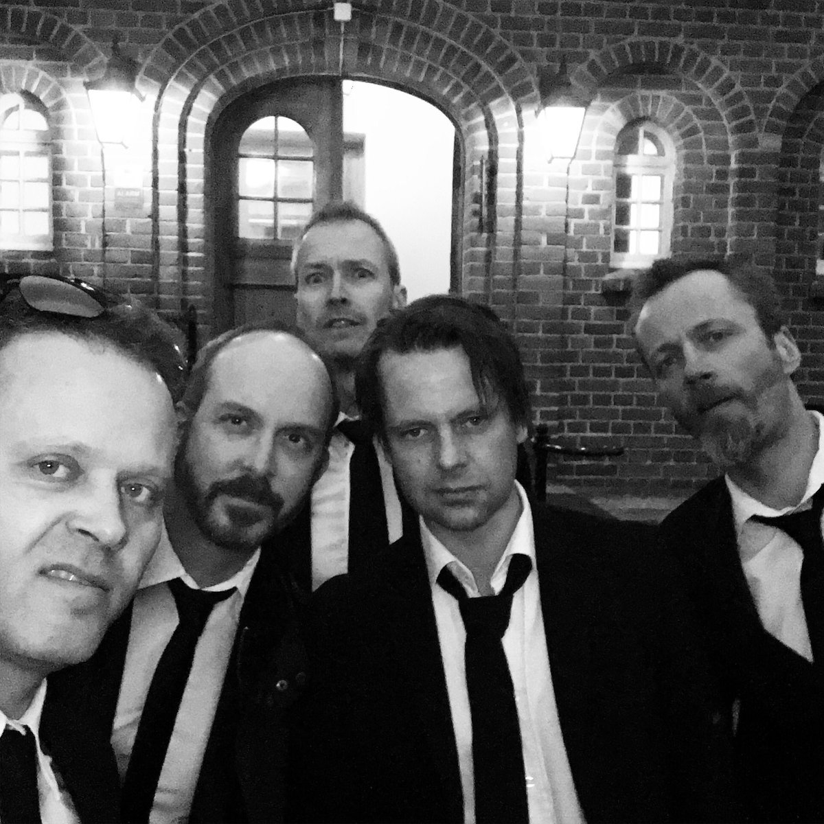 HellstringsN's tweet image. 5 minutes until showtime! #ukulele