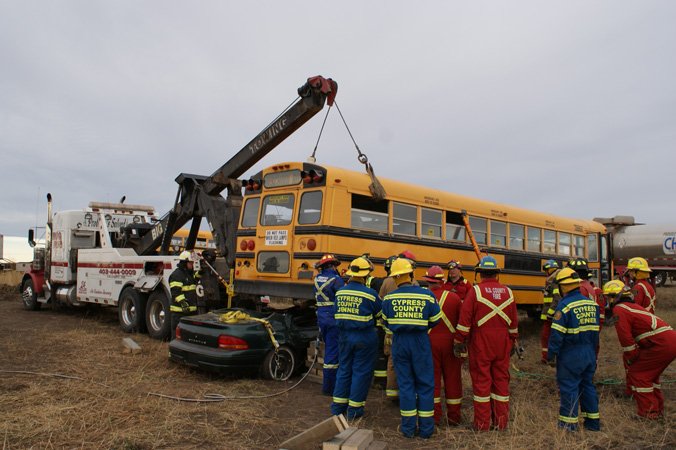 BigRigTowing's tweet photo. Towing, the process of coupling one object to another, so that one can be pulled along behind the other. #Towing https://t.co/PnqI0ZT05H