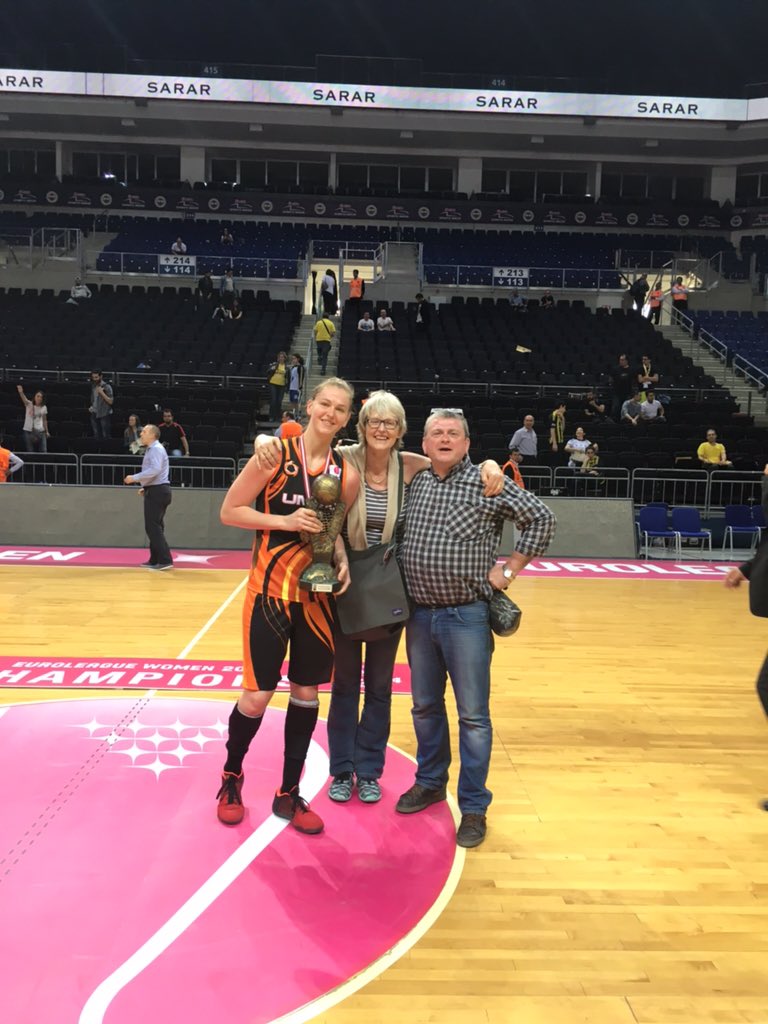 Vannieuwkerke's tweet photo. Winnares van de Euroleague @EmmaMeesseman met haar ouders en de trofee #basketbal https://t.co/X7b5PeLx19