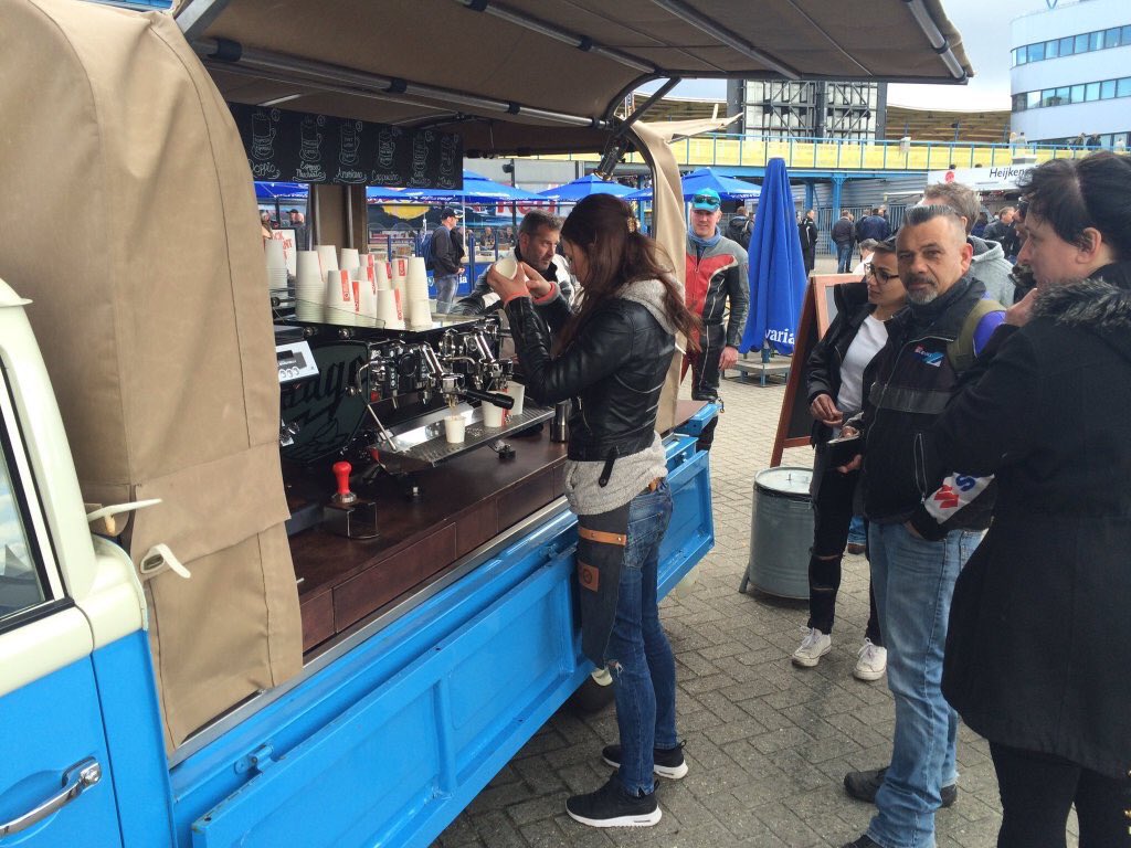 Top weekend achter de rug langs het circuit! Op het plein met de VW bus van <a href="/Baristini/">Nick Pruis</a> en met een bar bij de vips!