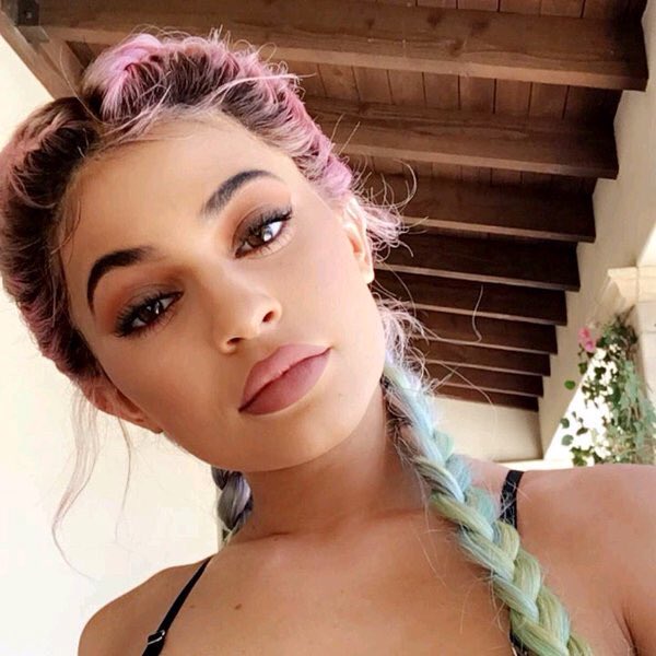 VraiPostBad's tweet photo. Kylie Jenner #coachella2016 🌸✨ https://t.co/T38F1U3iiL
