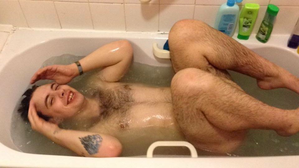 BaileyAinley's tweet photo. Fucking baths are shit. #TallManBathProblems https://t.co/mrwxM2hPoY