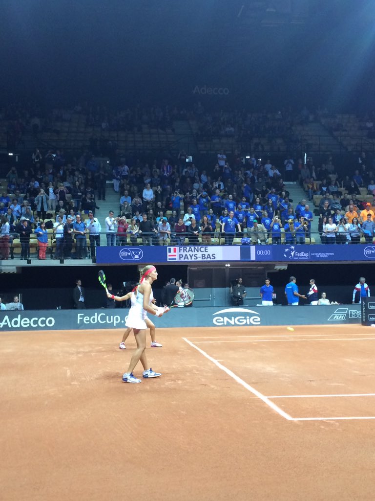 La "We Are Tennis Fan Academy" toujours derrière les Bleues ! #FedCup #SupportTennis (Photo <a href="/marinechal/">Marine CHALAYE</a>)