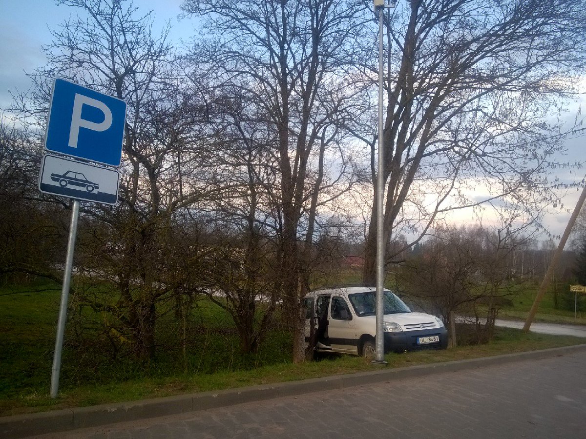 skalaispuika's tweet photo. Vecumnieku kārtibnieks laikam neprot papildzīmes. #Vecumnieki @Vecumnieki #parkinglevel #aiaiai https://t.co/WJp5vgdx5K