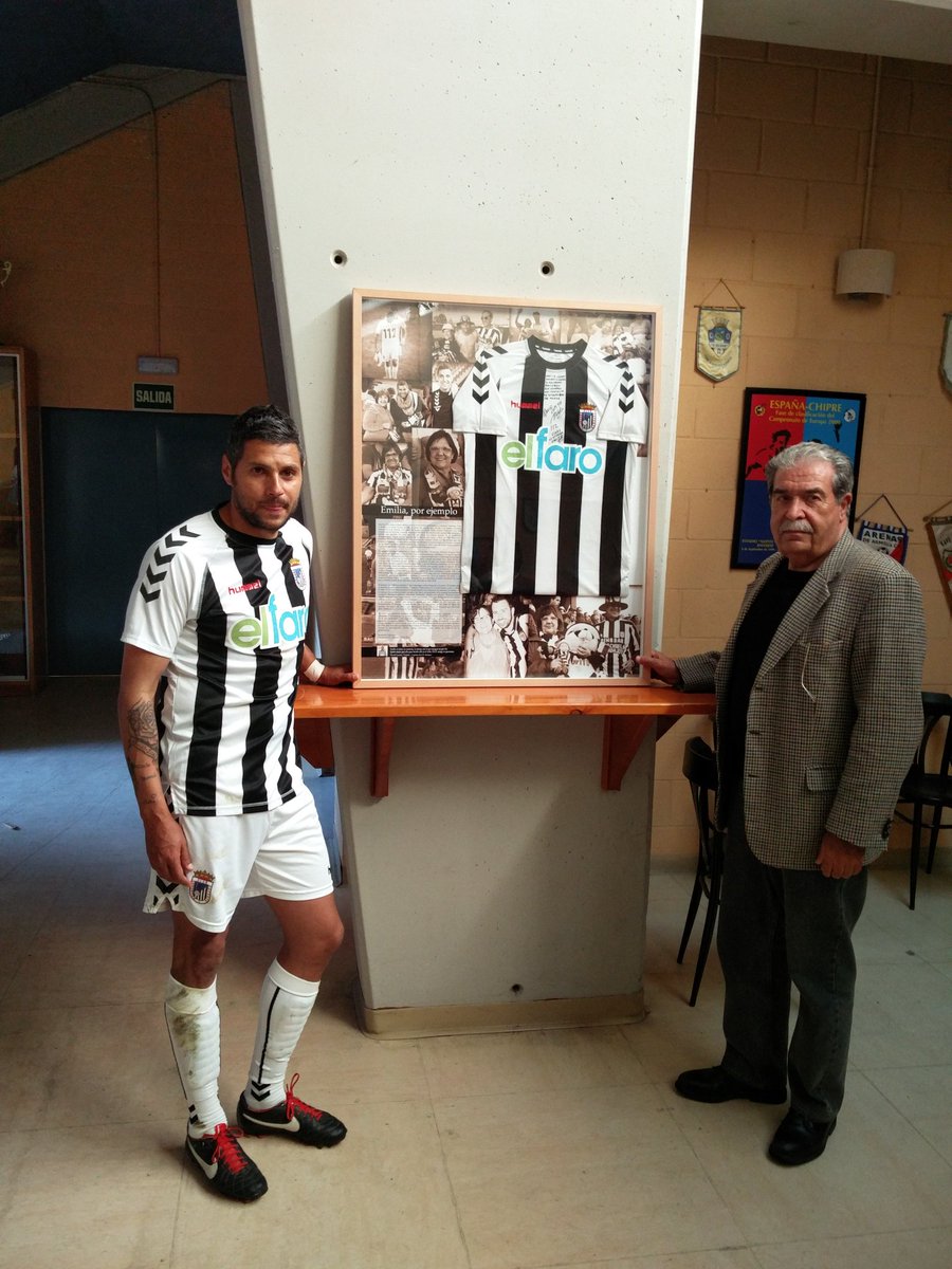 Detallazo d Paco, marido de Emilia, con la camiseta q <a href="/davidcopito/">david gascon cordero</a> le regaló con la q marcó su gol 112 #SomosBadajoz