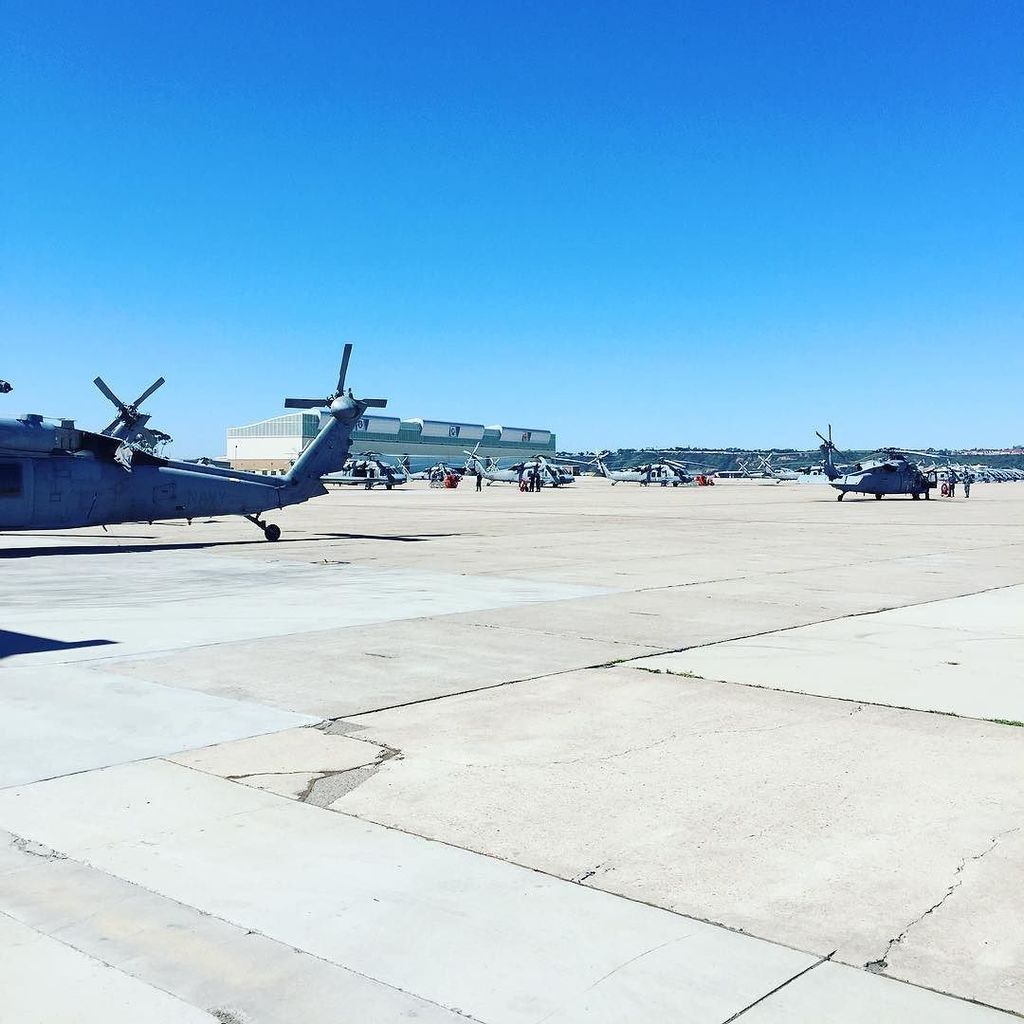 DowntownRob's tweet image. Largest heli squad in the Navy #flynavy2 ift.tt/23Qg73a