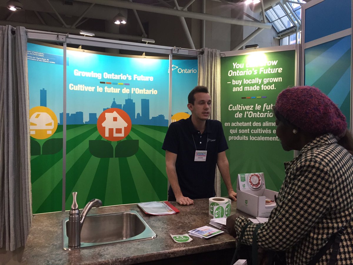 orgcouncil's tweet photo. Chatting w/ @FoodlandOnt &amp; @atOMAFRA today about #pollinators #OnOrg &amp; the #FoodlandOntarioOrganic brand at #GLS16 https://t.co/rrSnAkwz0I