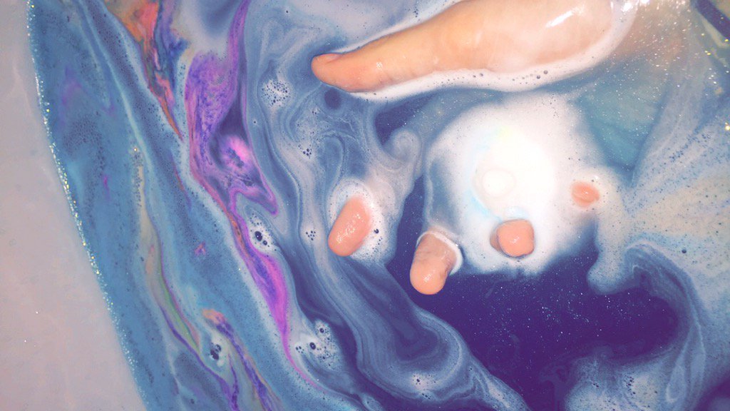 jamiesoakley's tweet photo. 2 bath bombs @ 3am cuz y not https://t.co/Nf1eStL3ee