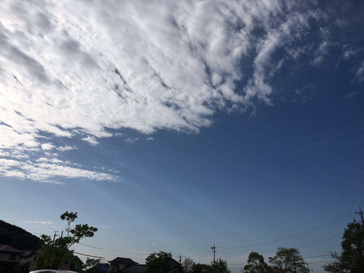 ___s__x_'s tweet photo. 久しぶりにこんなに青くて気持ちのいい空を見た気がする。夏、近づいて来てるんだなあ。
前を向いて、上を向いて、笑えるように。 https://t.co/uFdhEvum1X