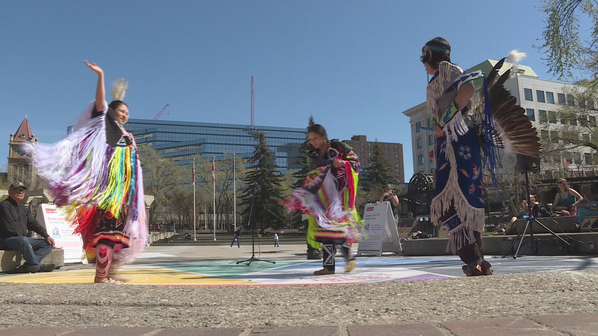 KateMedia's tweet photo. About 100 ppl gathered in Calgary today to show solidarity with #Attawapiskat &amp; #OccupyINAC @LowaBeebe @Wildrosemama https://t.co/TNNpc0ixdx