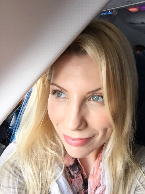 1 pic. See you later #Hawaii Hello #LosAngeles https://t.co/xyxTZbvbw5