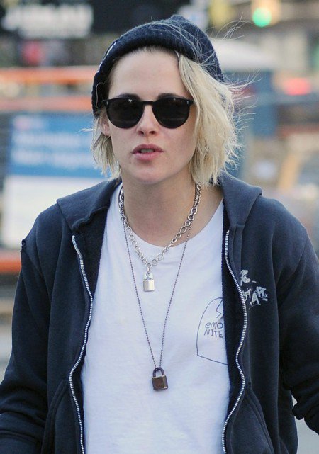 Beautyfans_es's tweet photo. Kristen Stewart estrena un gran cambio de look https://t.co/JUqFlaxt9q https://t.co/EVd4Z1qnop