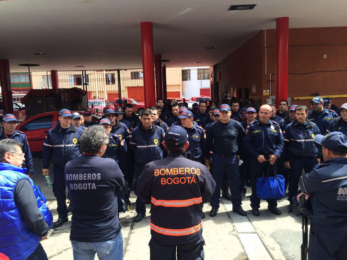 Bomberos Bogotá reunidos recibiendo indicaciones para realizar labores de rescate y búsqueda en Ecuador.