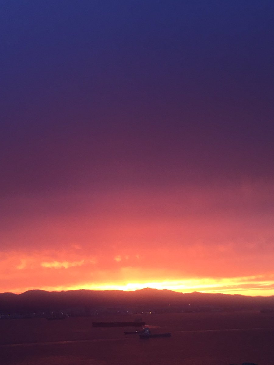 postcardfromgib's tweet photo. Quick look outside! Stunning colours this evening #Gibraltar #sunset https://t.co/Z1CQvBa0O0