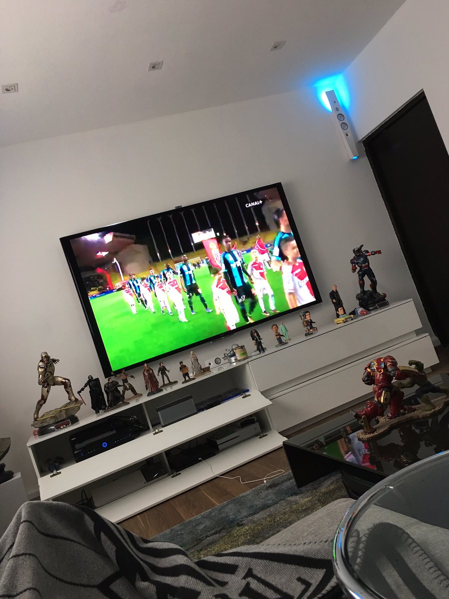 10APG's tweet image. Allezzzz l'OM, sauvez la fin de saison #ASMOM Derrière vous comme toujours ⚽️⚽️⚪️🔵 @OM #TeamOM