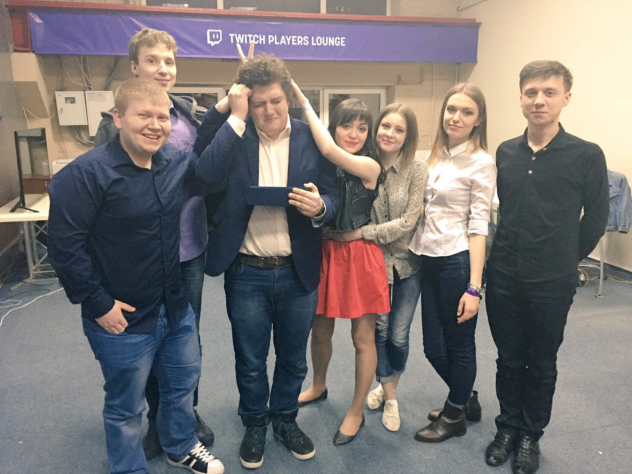 CgRDiHNUIAAc99c.jpg:large