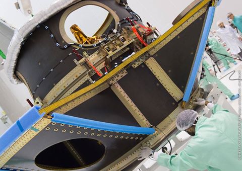 CNES's tweet photo. #MinuteSpatiale Dernière étape pour #Microscope, placé dans ASAP-S pour lancement vendredi https://t.co/H9XKAquDse https://t.co/9hCYqbRTR9