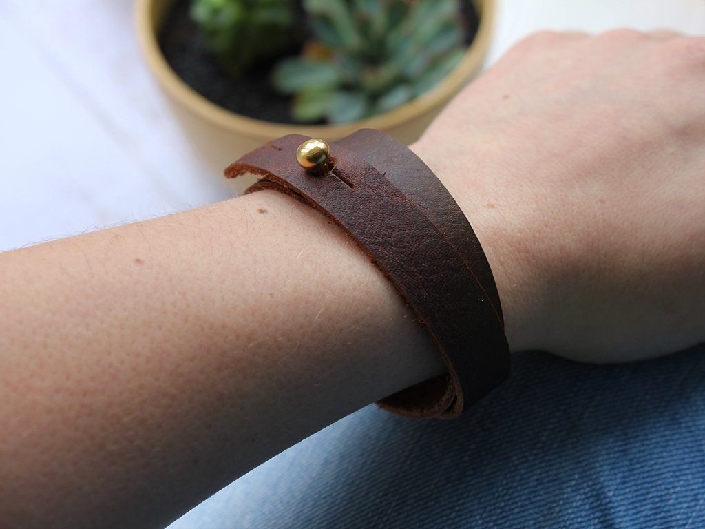 HideAndHome's tweet photo. This #HandmadeHour check out our wrap cuff in beautiful kodiak leather! https://t.co/MIHaQvkitD #CraftBuzz #leather https://t.co/Y5KSmZXLvg