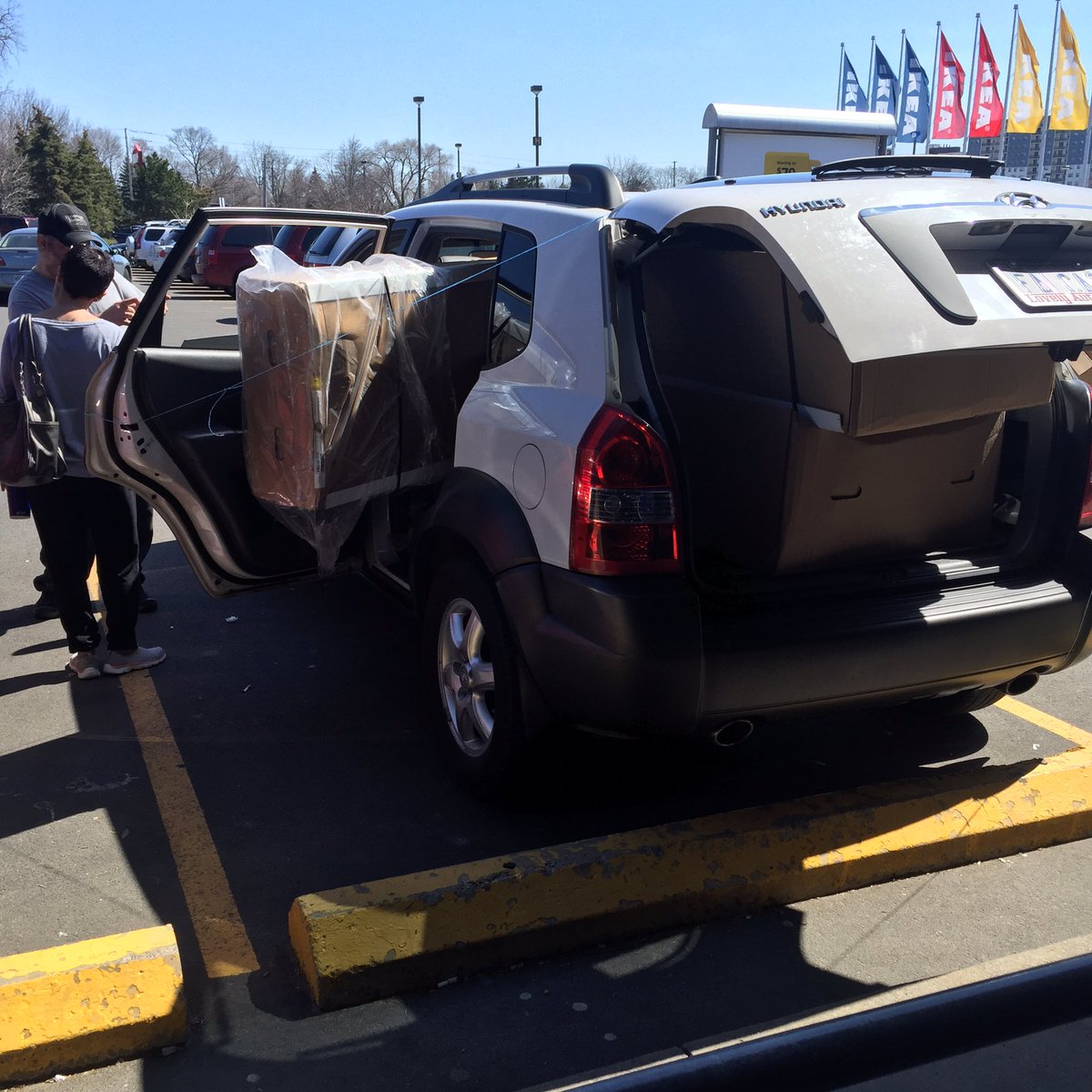 Sooo a citizen was trying to convince this lady not to drive her car home from Ikea like this.