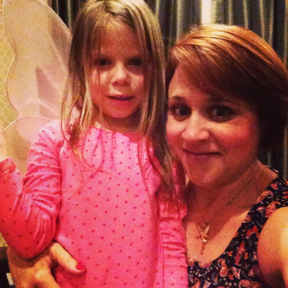 BFBookFairy's tweet photo. Flora wore her wings to meet The Book Fairy at the Barefoot Books Conference. #thebookfairy #BarefootBooks https://t.co/6ugZ7OlOPo