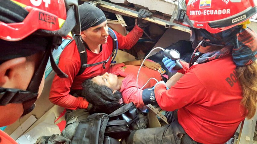 CNNEE's tweet photo. Rescatan a un sobreviviente del terremoto en Ecuador (fotos) https://t.co/4mp5rAFgRJ #TerremotiEcuador https://t.co/aweNpMzOIX