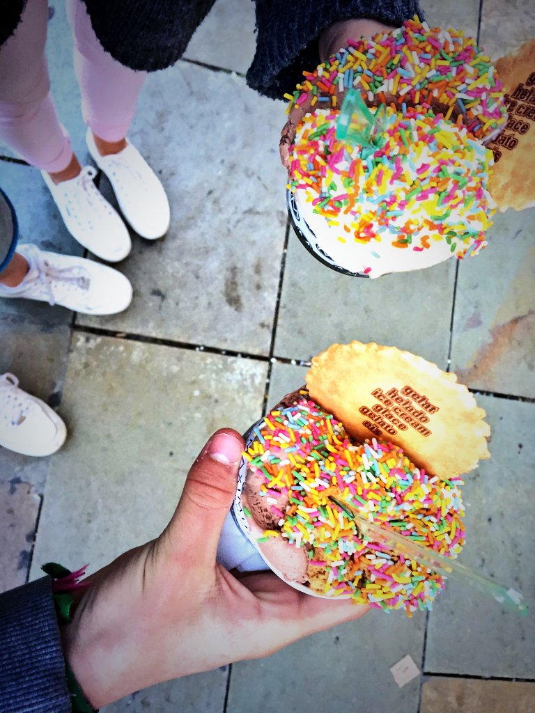 carlaaesplugas's tweet photo. First ice cream with my boy😚❤ #inlove @franpe20 https://t.co/erGpcJAgyG