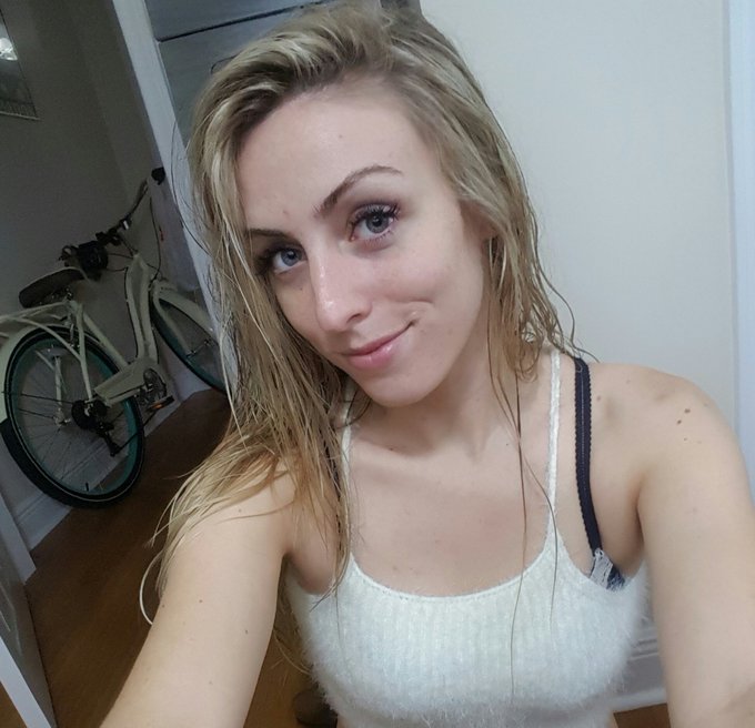 A true lazy Sunday. Doing a show with No make-up and wet hair! Hah. https://t.co/unWfzxZKwL https://t<a href="/tag/mvsales"class="tags"><span>#mvsales</span></a>