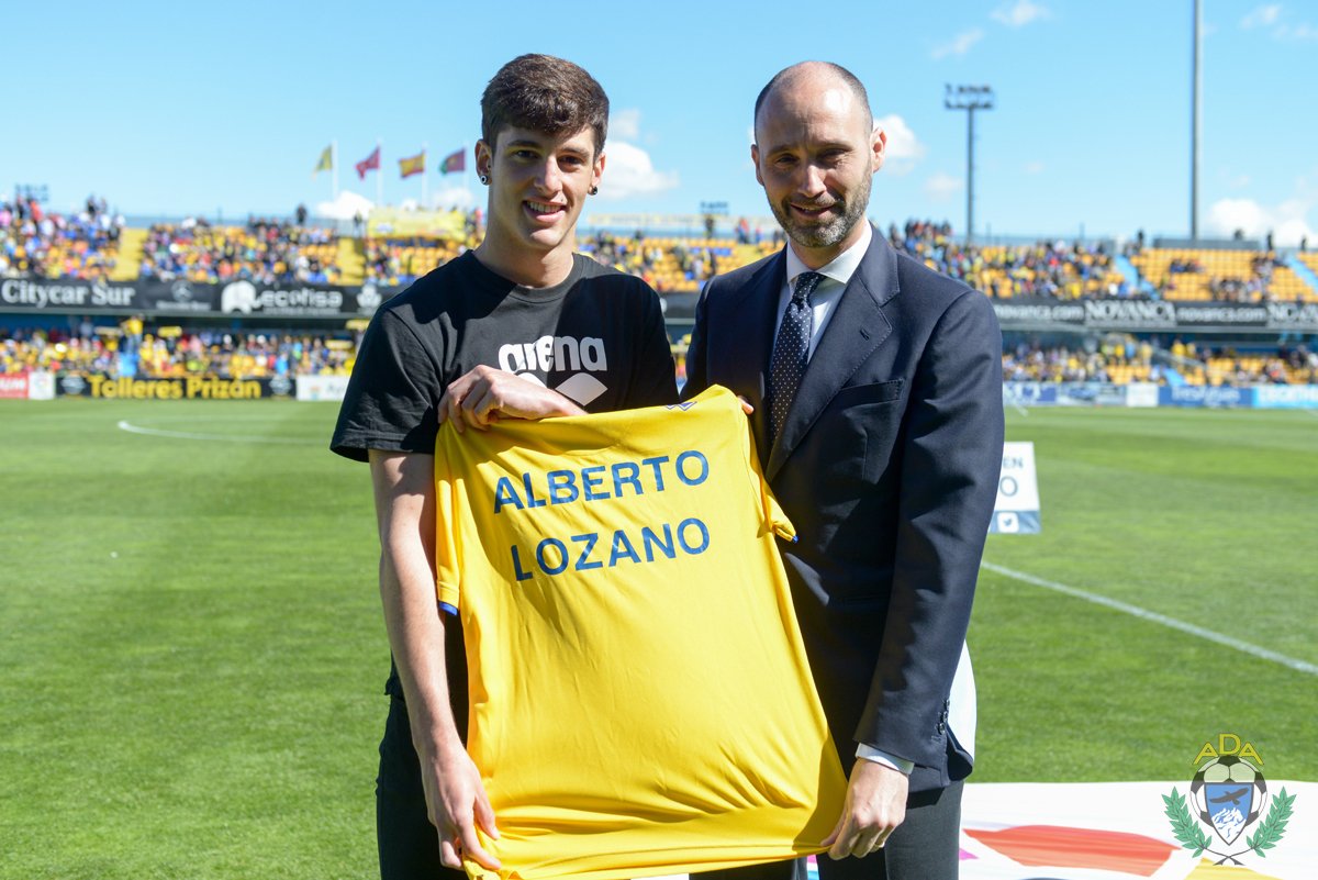 AD_Alcorcon's tweet photo. @AlbertoSwimming realizó el saque de honor en el #ADAvLEG y recibió camiseta alfarera de manos de nuestro Presidente https://t.co/uFbrN43WaB