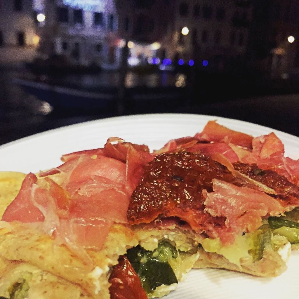 PicsFromVenice's tweet photo. #veneza #venice #venecia #veneto #crepe #cocaeta #dinner #jantar #comida #comidinha #fastf… https://t.co/Yu5B1DRDk8 https://t.co/AvN4cDpJxg