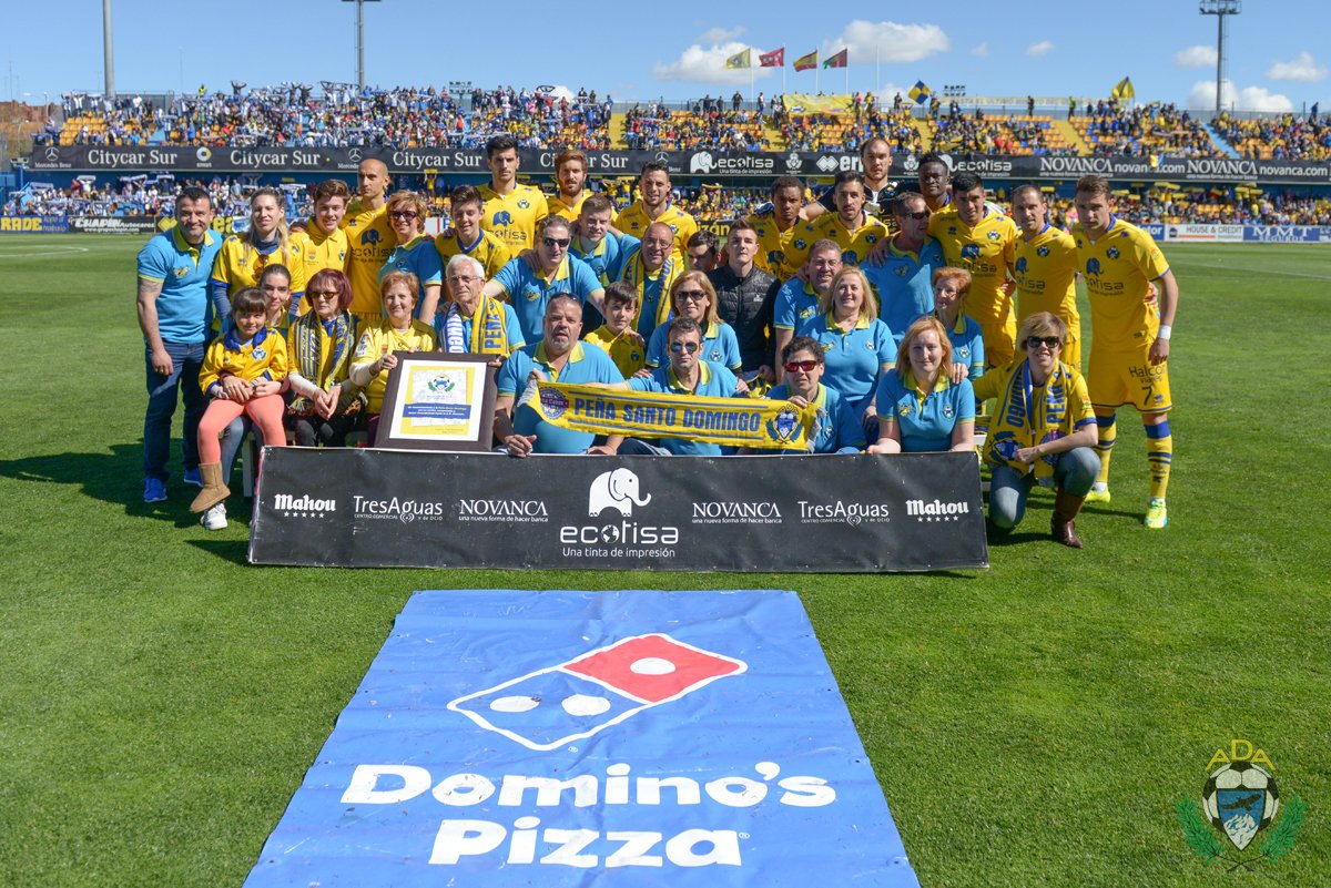 AD_Alcorcon's tweet photo. ¡En el pie de foto con el XI inicial hoy han estado nuestros amigos de la @P_SantoDomingo!
#ADAvLEG https://t.co/DdCaLaXXOr