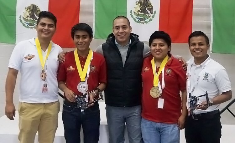 EPN's tweet photo. Muchas felicidades a los estudiantes mexicanos que triunfaron en los #Robogames2016. Demostrando el #TalentoMexicano https://t.co/f7PKKd6lxw