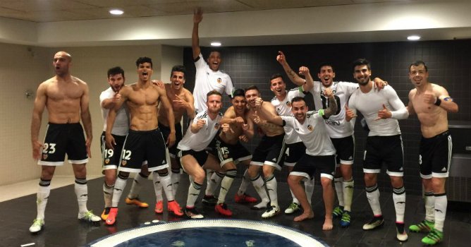 ¡¡El Valencia 'EMULA' al Madrid y copia la pose de la foto en el vestuario!!
¿Hay CACHONDEO? bit.ly/1p9sQhJ