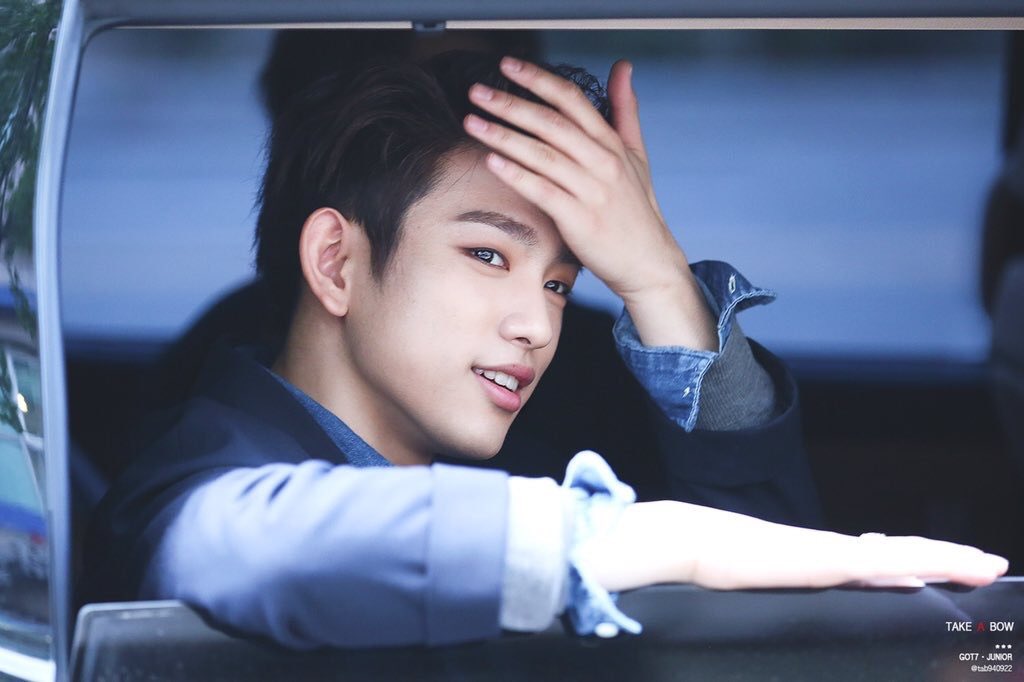 w_wayo's tweet photo. ที่นั่งข้างๆยังว่างไหมคะ? ถ้าว่างจะขอสมัครเป็นตุ๊กตาหน้ารถตลอดชี... //โดนน้องบี๋เอาฟันเฉาะหน้า #ลัทธิคุณชายปาร์ค https://t.co/j9UcraYj0s