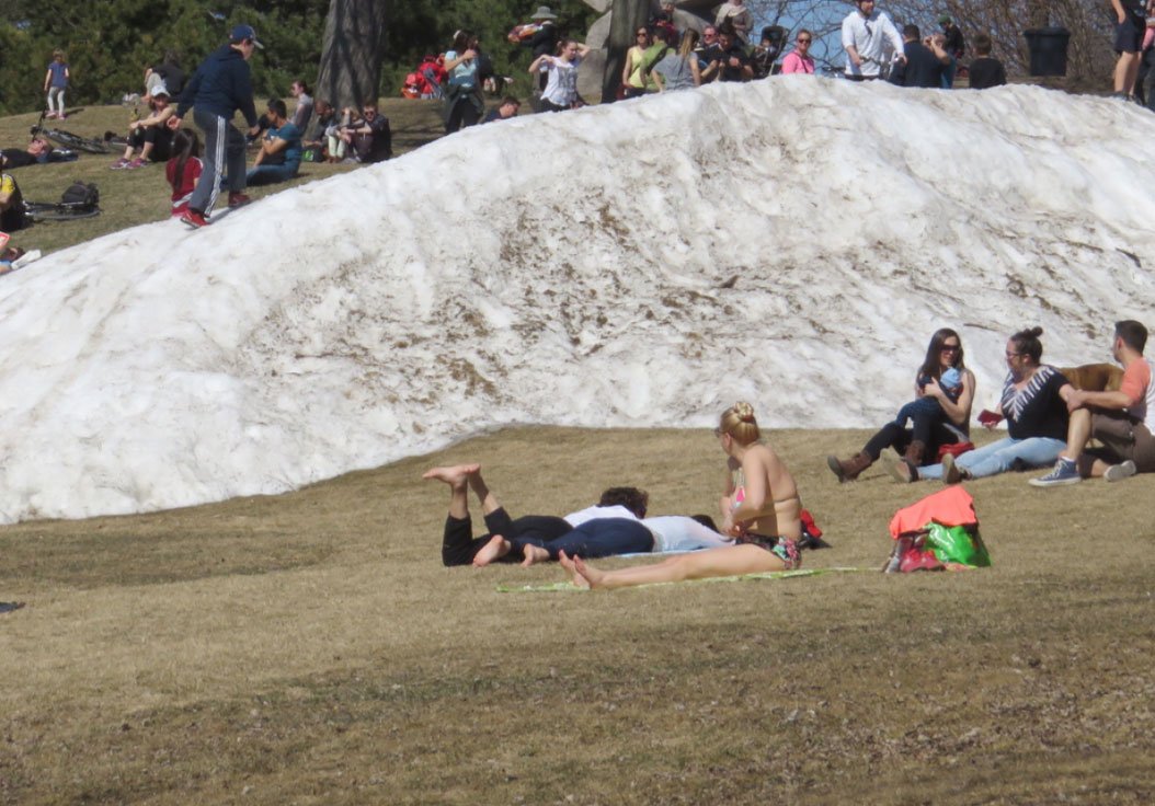 GROSpointBUZZ's tweet photo. Pendant ce temps au #Canada… #Bronzage style #Montréal #mtl #montroyal - https://t.co/HNB3LjdCdg https://t.co/dyohg5oP8u