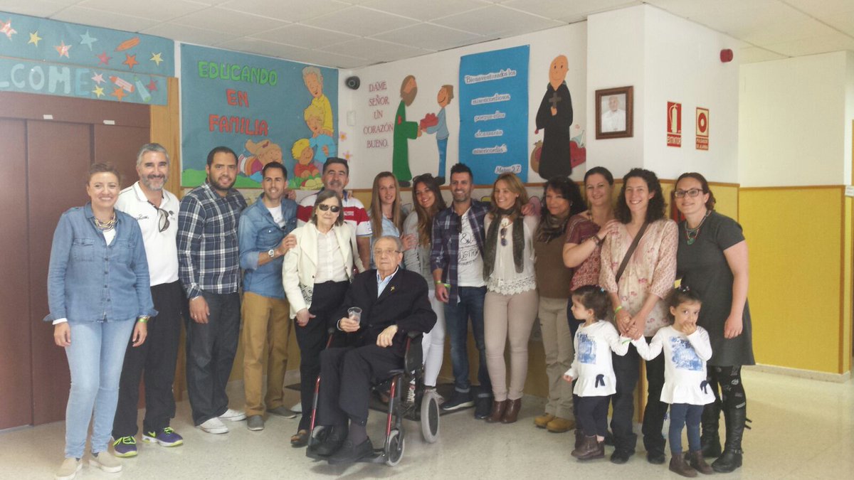 CEchamendi's tweet photo. D.Francisco Echamendi compartiendo con el claustro un rato en la fiesta https://t.co/zyleAHW4HS
