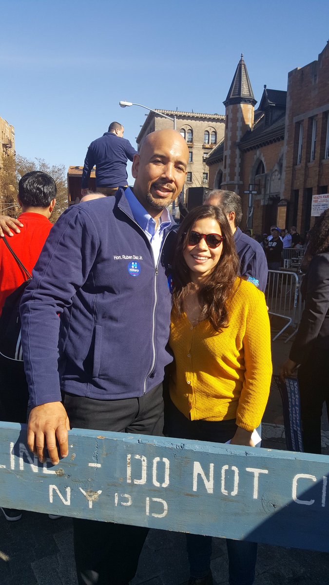 rubendiazjr's tweet photo. Ran into @AmericaFerrera this afternoon in the #Bronx! https://t.co/u0FM6n2QnQ